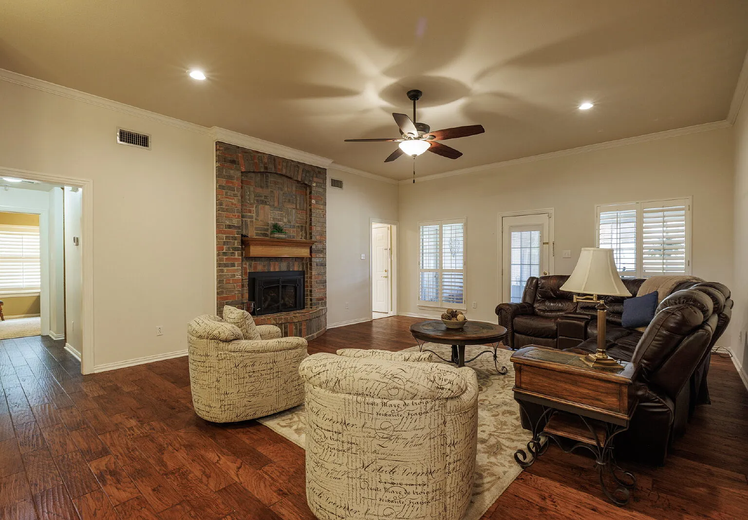 4 bed, 2.5 bath, 2126 sqft, $6,000 — Photo 2