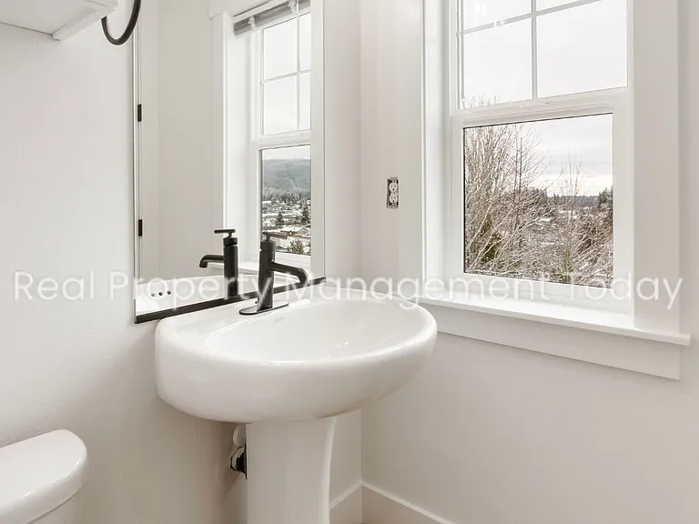 300 Larson St W — Photo 14