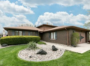 7828 Sugarbush Ln, Willowbrook, IL 60527