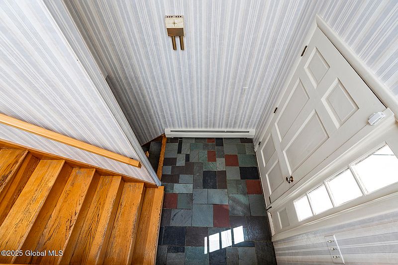 4th image of 263 Elm Ave. E
