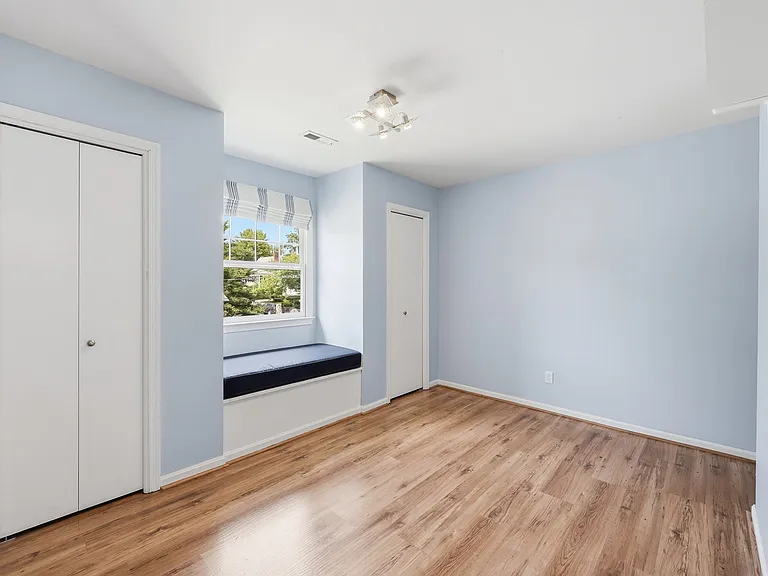 Additional bedroom ideal for family or guests