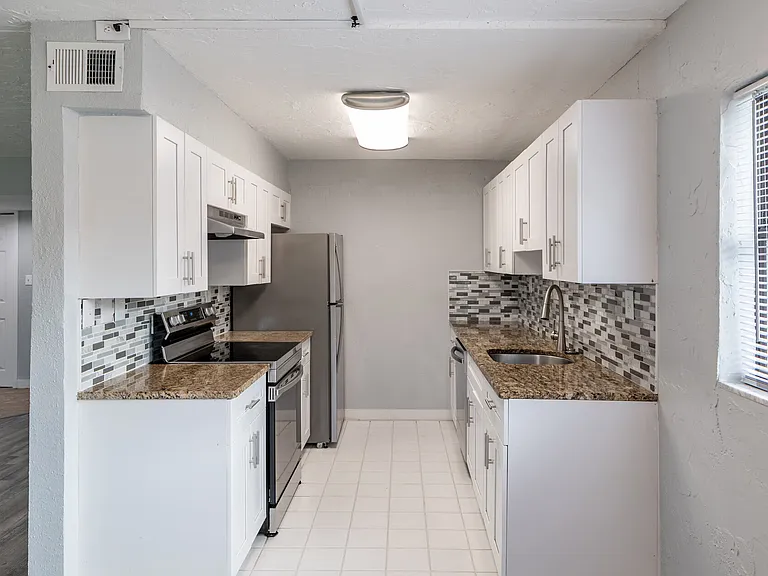 Coral Harbor Apartments — Photo 9
