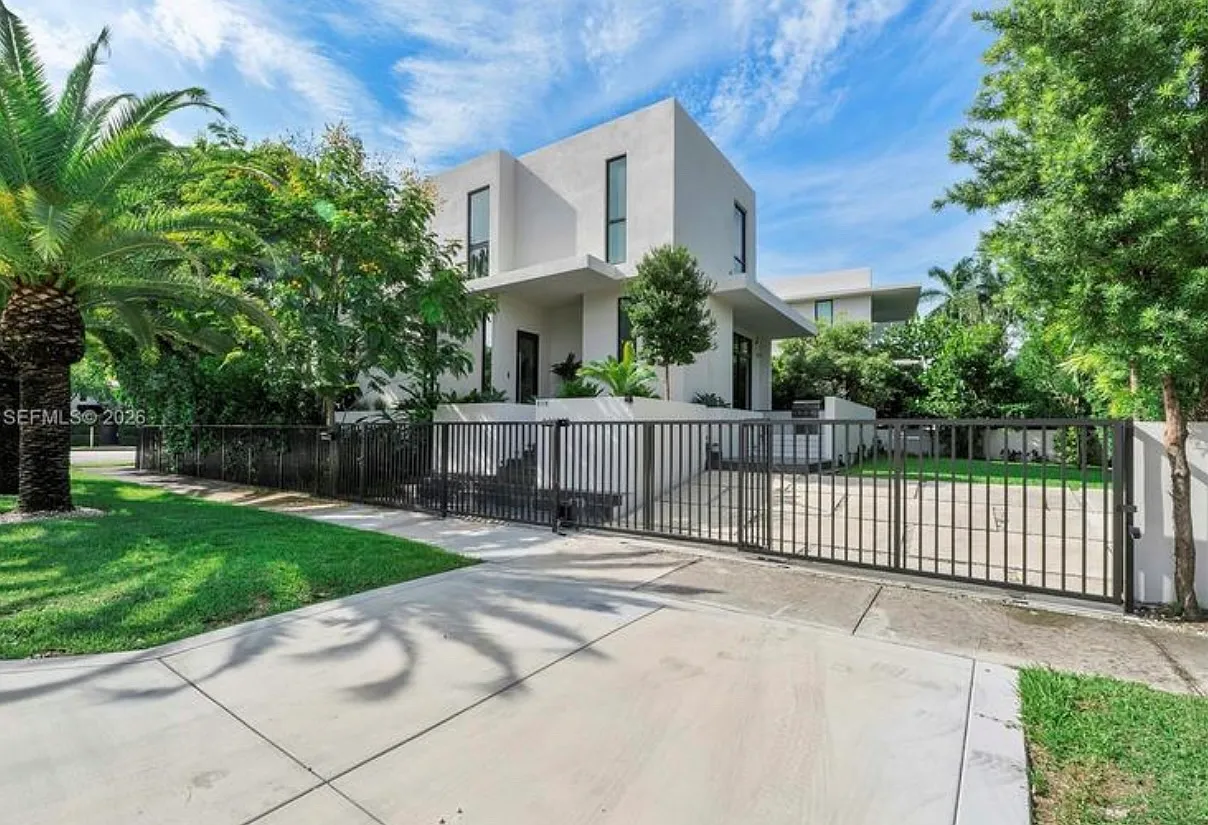 4 bed, 3.5 bath, 2994 sqft, $25,000 — Photo 3