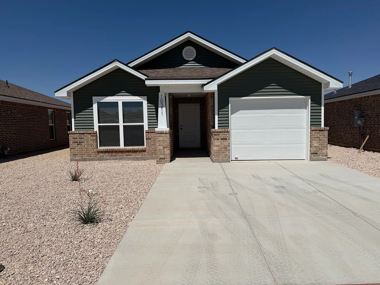 3 bed, 1100 sqft, $2,100 — Photo 1