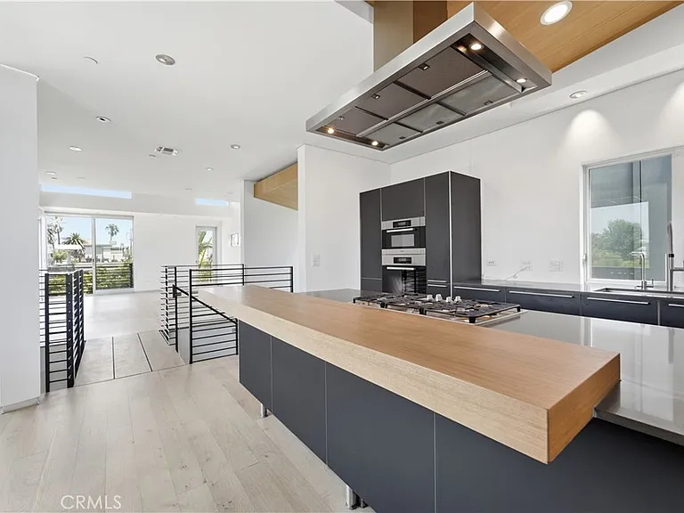404 Grand Blvd — Photo 13