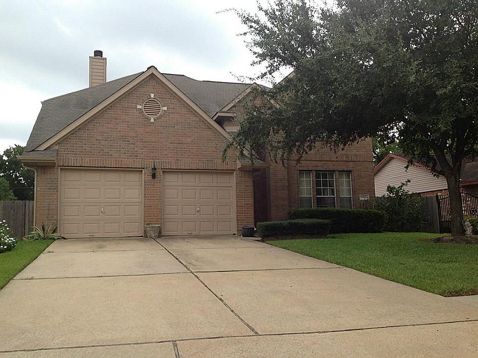 Welcome home to 14426 Maisemore. Home has great curb appeal that shows pride of ownership.