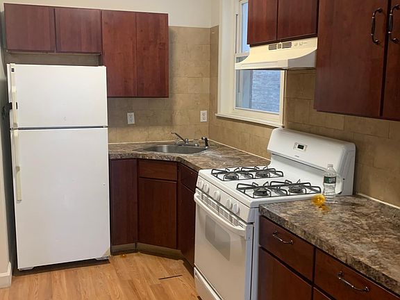 3rd image of 325 Baldwin Ave APT 2