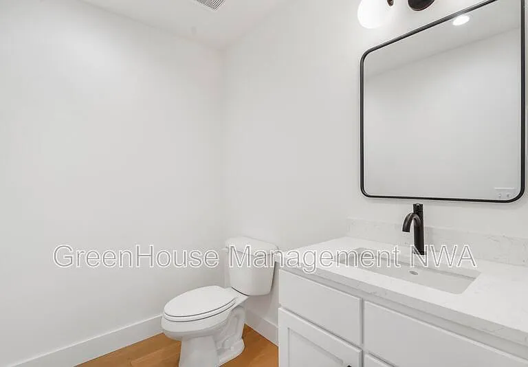 627 SW C St — Photo 10