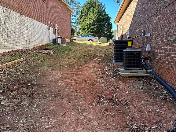 2nd image of 202 Oakwood Cir