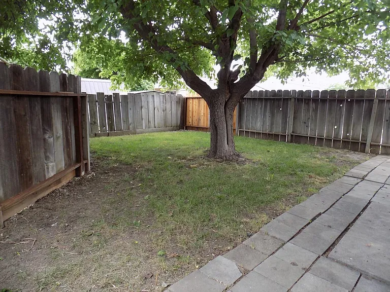 498 Hintz Ave — Photo 33