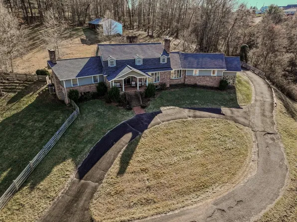 855 Pine St, Hillsville, VA 24343