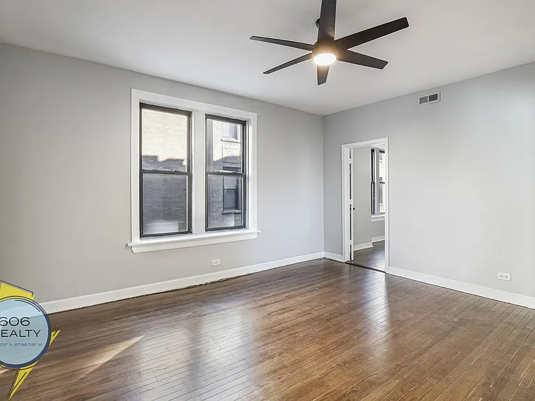 Hyde Park Apartments — Photo 10