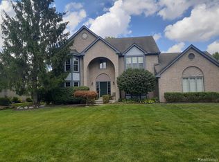 36914 Kenmore Dr, Farmington Hills, MI 48335