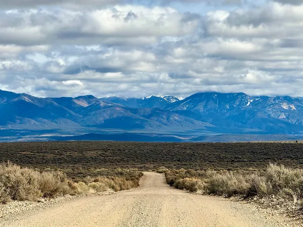 8 Coyote Moon Dr, Tres Piedras, NM 87577