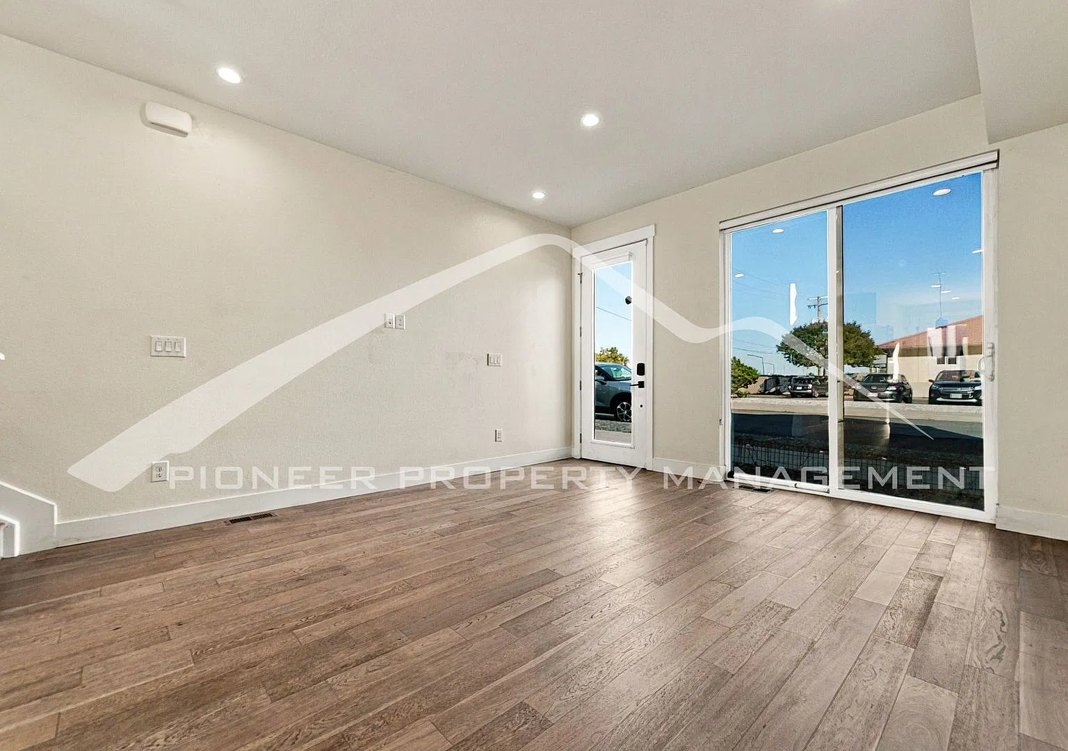 Gorgeous Townhome with Central AC and Washer/Dryer — Photo 4