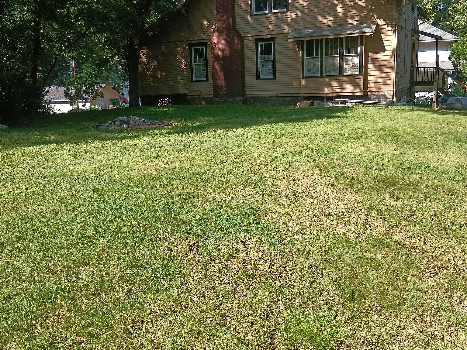 $820 3 Bed (North Hill) with Huge Park- Like Yard — Photo 2