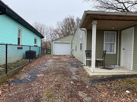 3rd image of 2627 S Lyons Ave