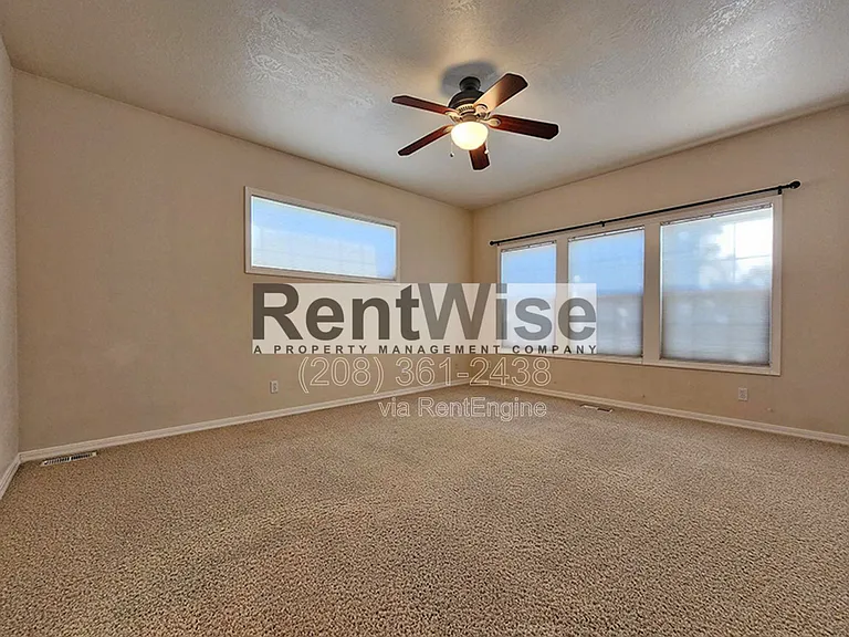 318 W Highland St — Photo 10