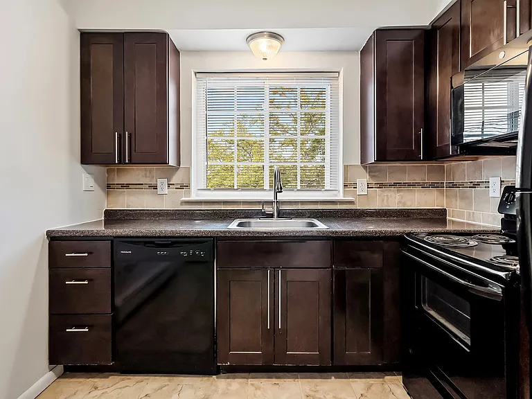 Carriage House Apartments — Photo 9