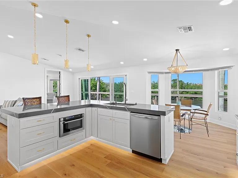 1836 Harbor Ln — Photo 10