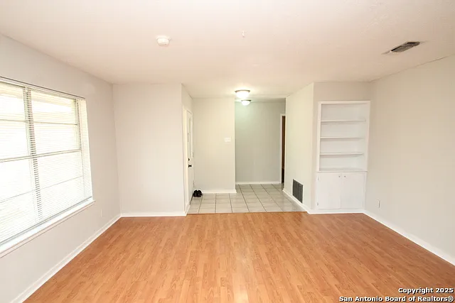 310 Threadneedle Ln — Photo 5