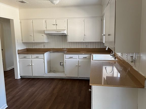 4th image of 102 N Canton St