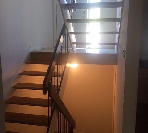 Tri-level staircase