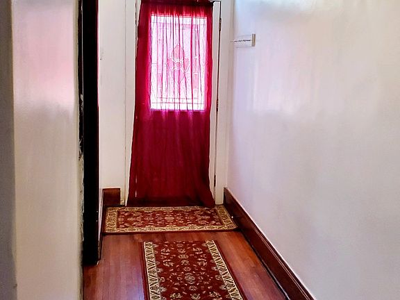 3rd image of 21 Lexington Ave