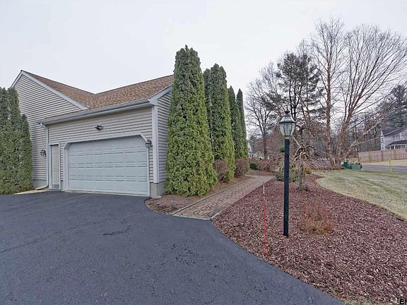 5th image of 9 Kings Mill Ct