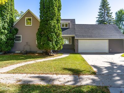 1521 Cherry St, Grand Forks, ND, 58201