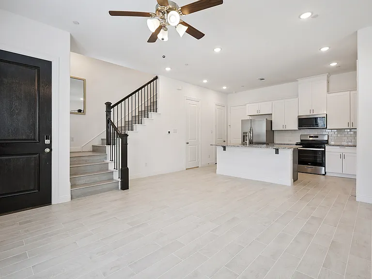 4261 Shavano Dr — Photo 3