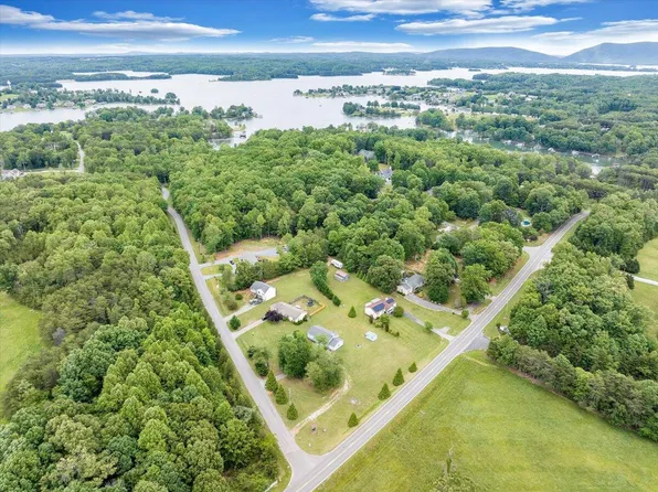 4 Strawberry Banks Dr, Moneta, VA 24121