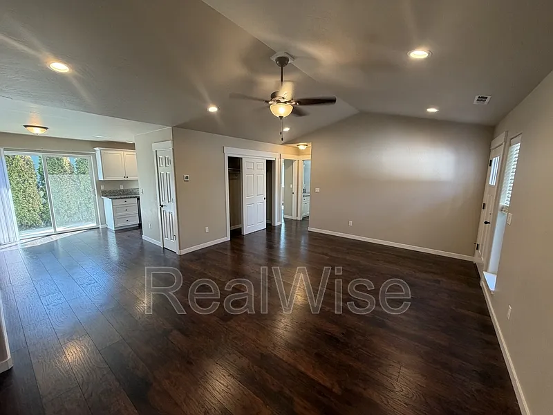 3 bed, 2.0 bath, 1500 sqft, $1,995 — Photo 3