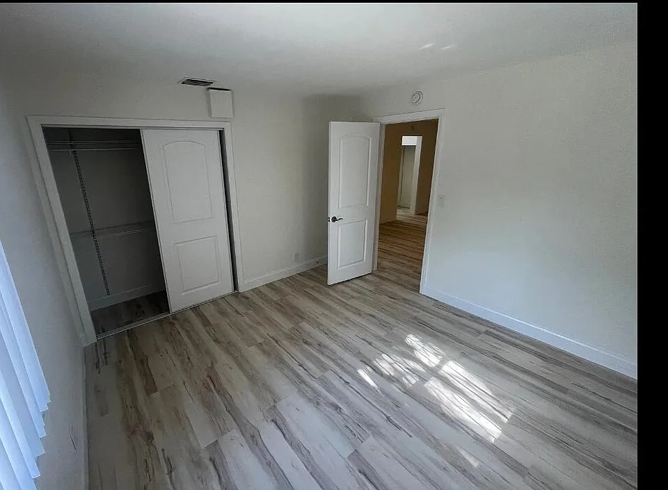 240 NE 12th St