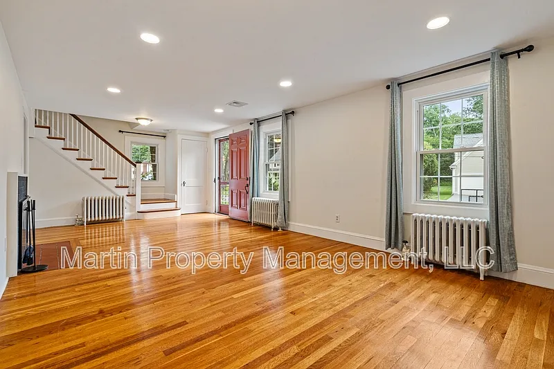 4 bed, 2.5 bath, 1838 sqft, $5,700 — Photo 3