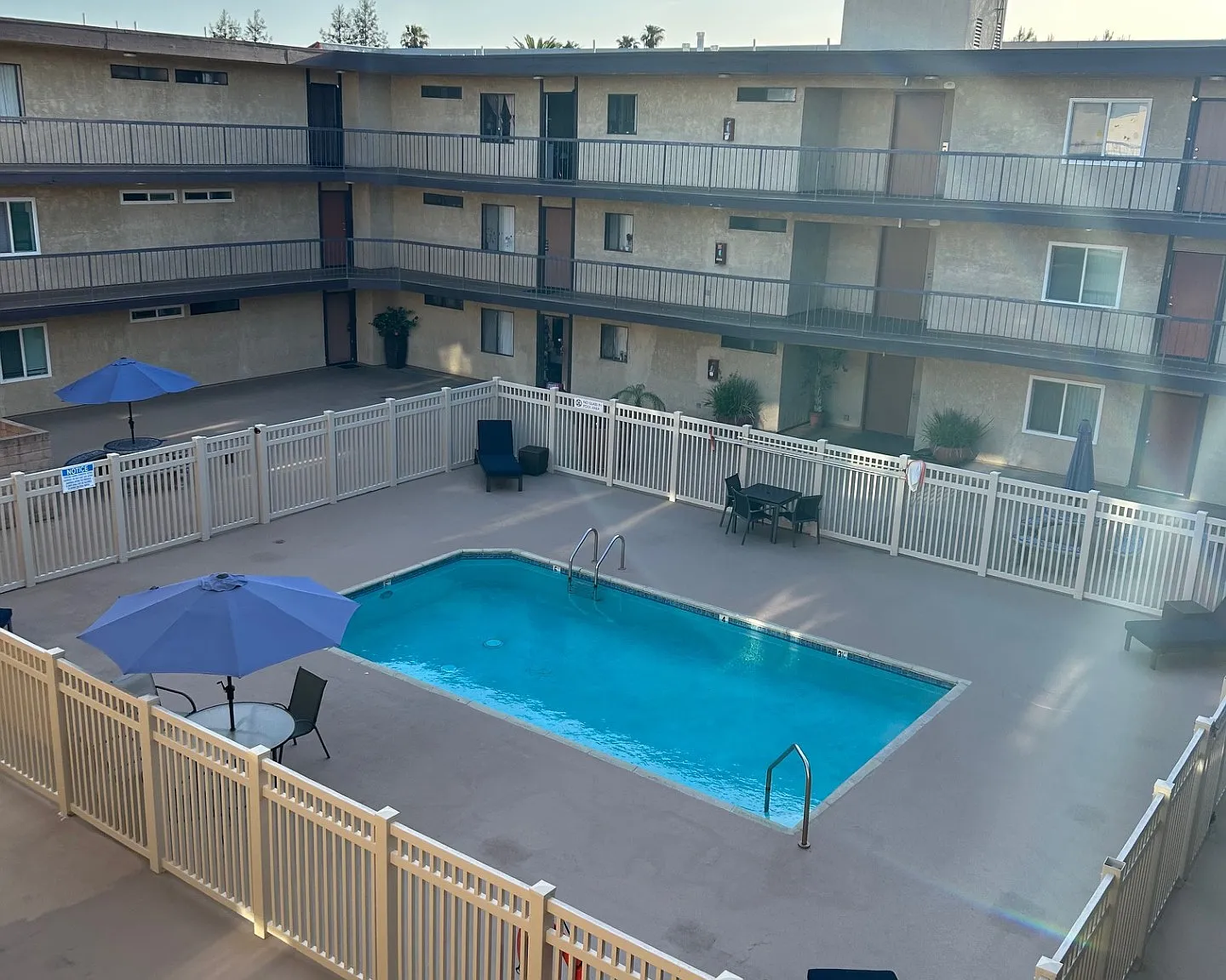 8520 Cedros — Photo 2