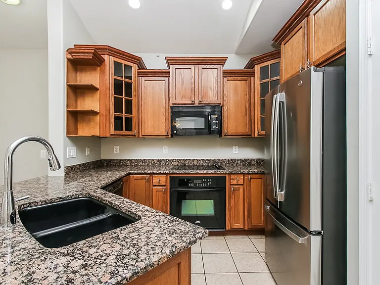 2121 E Huntington Dr — Photo 10