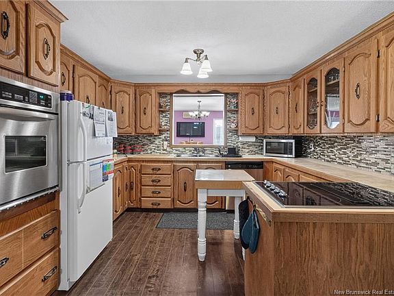 4th image of 18 Atkinson Ave