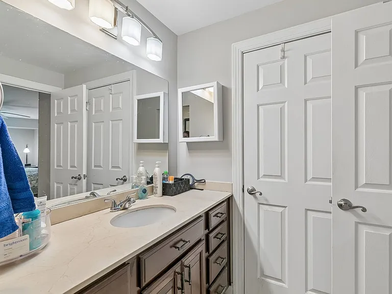 1740 Oakwood Ter #14I — Photo 12