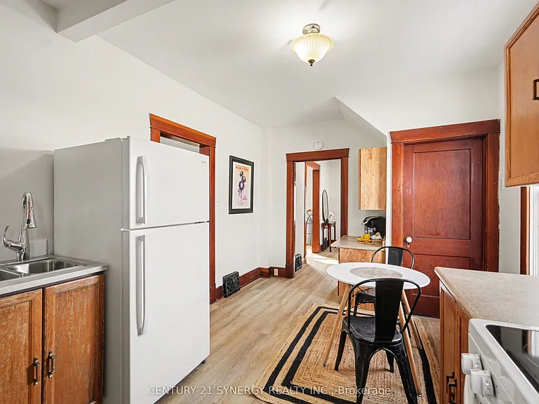 51 McGill St N — Photo 8