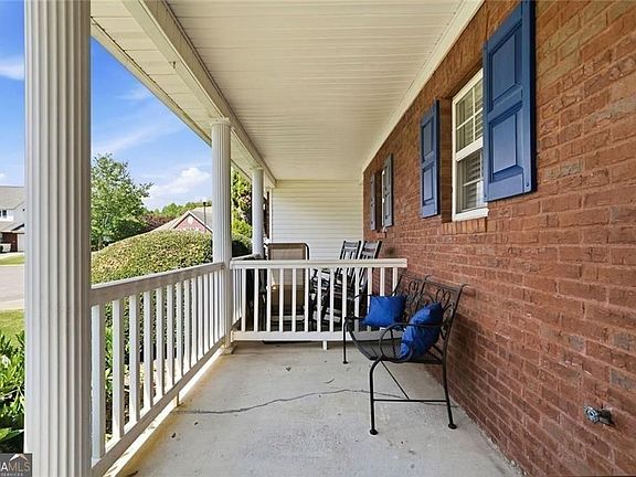 3rd image of 330 Cottonwood Creek Cir