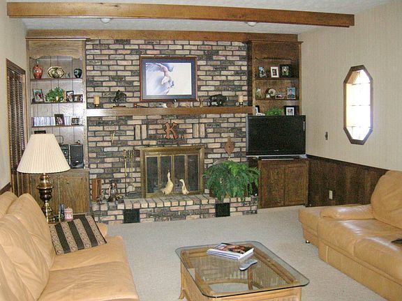 12'9" x 17'7" den/w wet bar