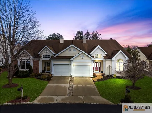 27 Chandler Ct, Monroe Township, NJ 08831