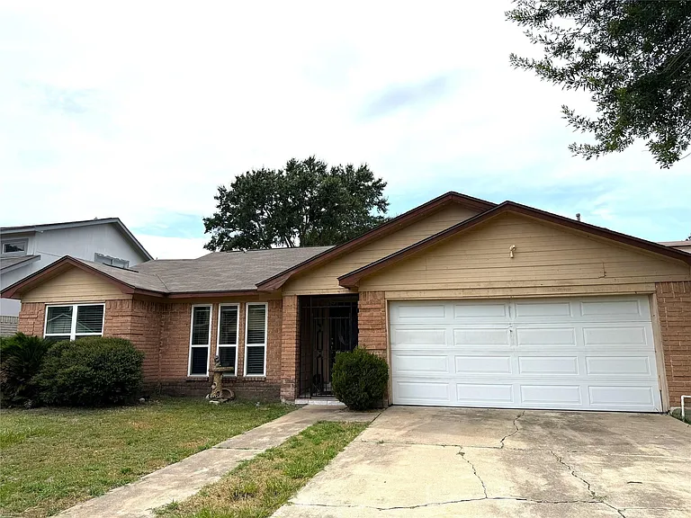11611 Stone Bridge Dr — Photo 1