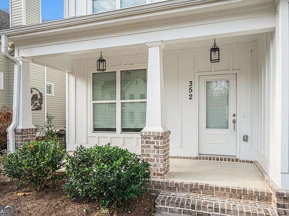 5th image of 352 Davis St