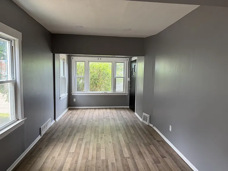 10709 Fidelity Ave — Photo 4