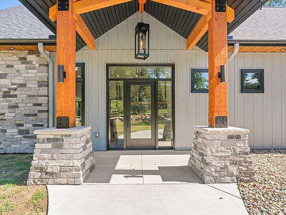 5th image of 62357 Hunters Pointe Dr
