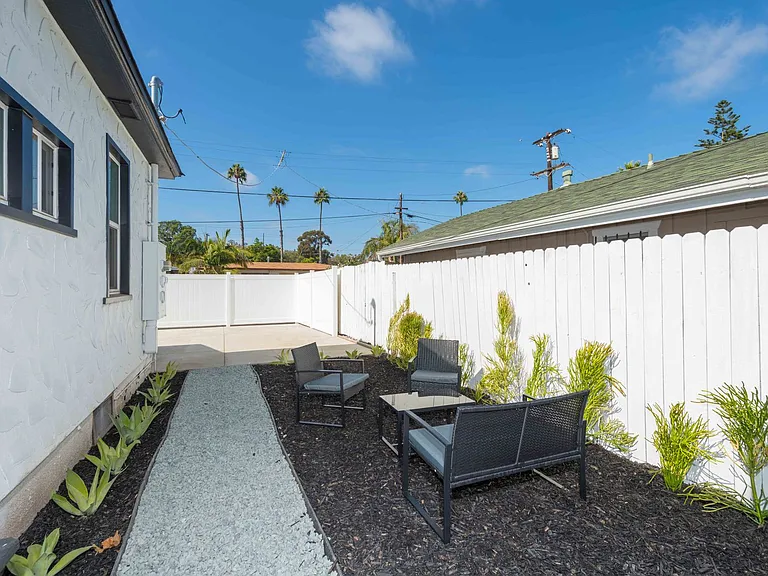 Renovated Pacific Beach Gem Steps to the Beach & Bay — Photo 10