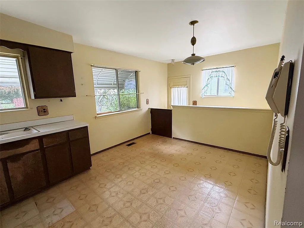 3 bed, 1000 sqft, $2,000 — Photo 3