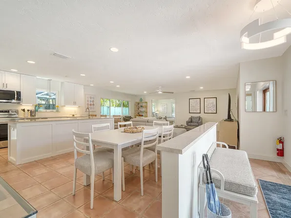 180 Emerson Dr, Sarasota, FL 34236